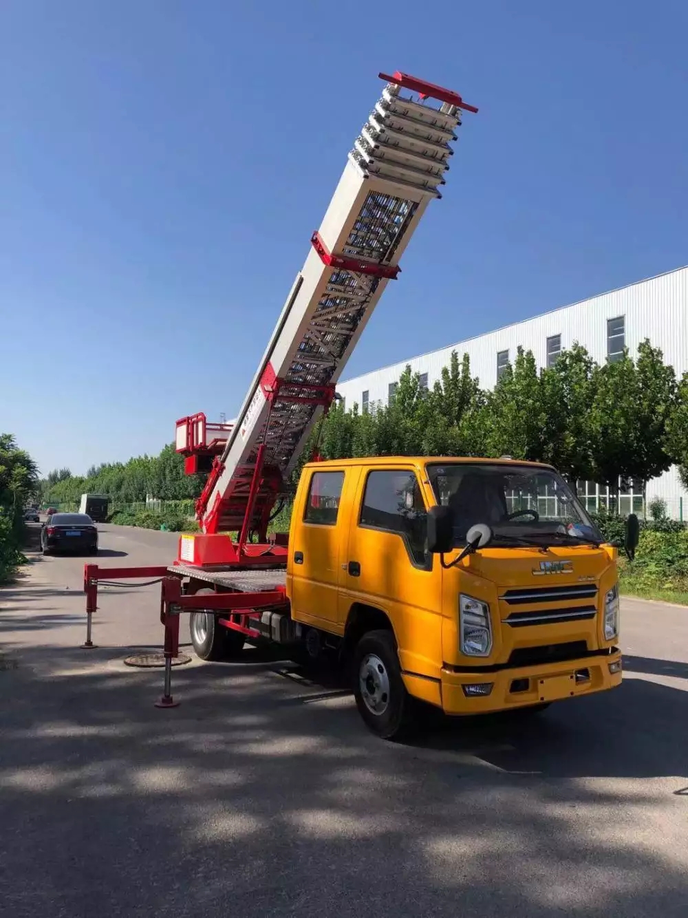 远安附近的云梯车出租服务：轻松解决高空作业需求